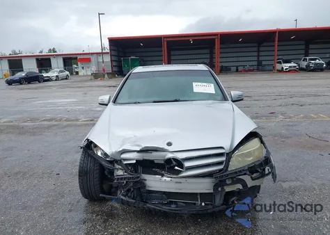 2010 Mercedes-Benz C 300 Luxury/Sport z USA, uszkodzony, nr VIN WDDGF5EB6AR101096